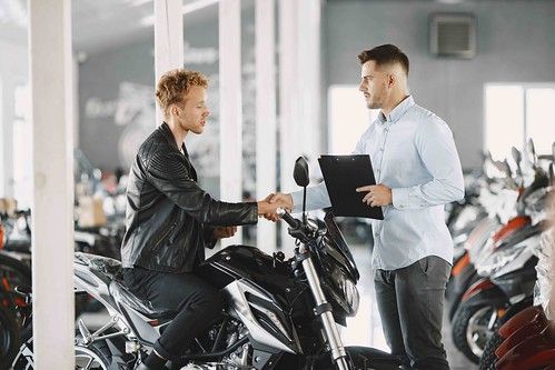 ¿Qué gastos tiene comprar una moto de segunda mano?